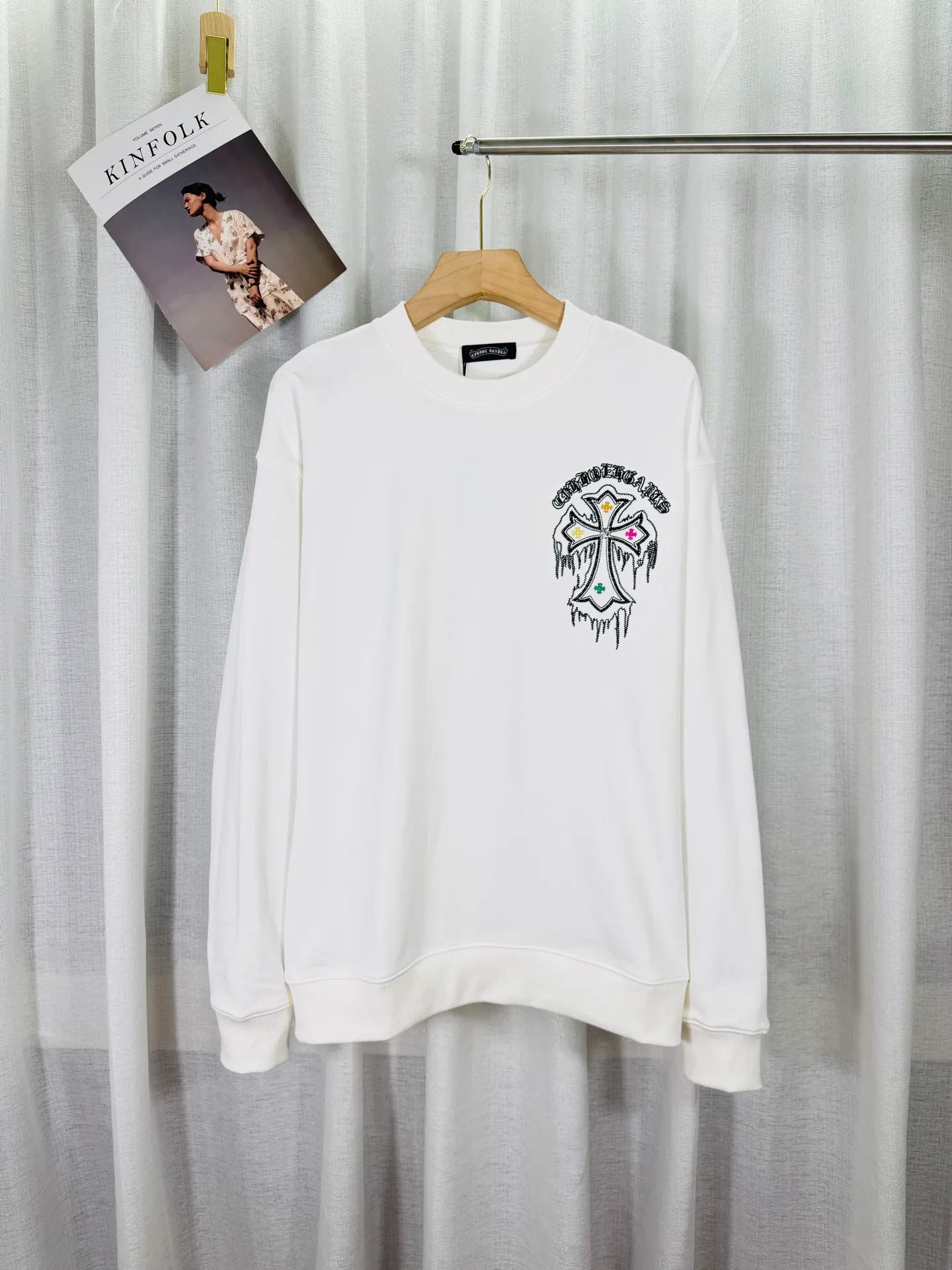 P260 top version, real shot without P, ​​different from market currency) 𝗖𝗵𝗿𝗼𝗺𝗲 𝗛𝗲𝗮𝗿𝘁𝘀/Cro Heart 2025 washed patch embroidery autumn and winter new original single counter American laser burnt 3D three-dimensional color embroidered couple casual sweatshirt 👑The highest version! Customized fabric 430g tripe terry fabric! American acid-washed and distressed original fabric laser burnt ✟appliqué embroidery and exquisite embroidery of letters! The best-selling model in the counter, very comfortable to wear. Accessories: original molded and authenticated collar label➕100% silk wash label. Genuine purchase-grade original hangtag➕matching hanging rope➕3D hanging beads➕original packaging bag. Craftsmanship: The original version has consistent wiring! The highest version of the armhole matching technique! Color: White Black Size: S M L XL Style Number: 25-355